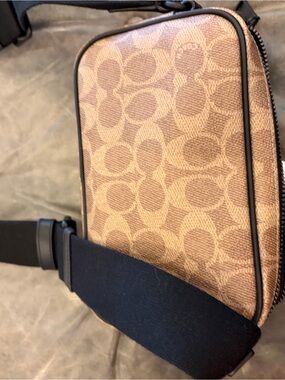 Coach Men’s Brown Signature Canvas Messenger Pouch with Black Trim new
